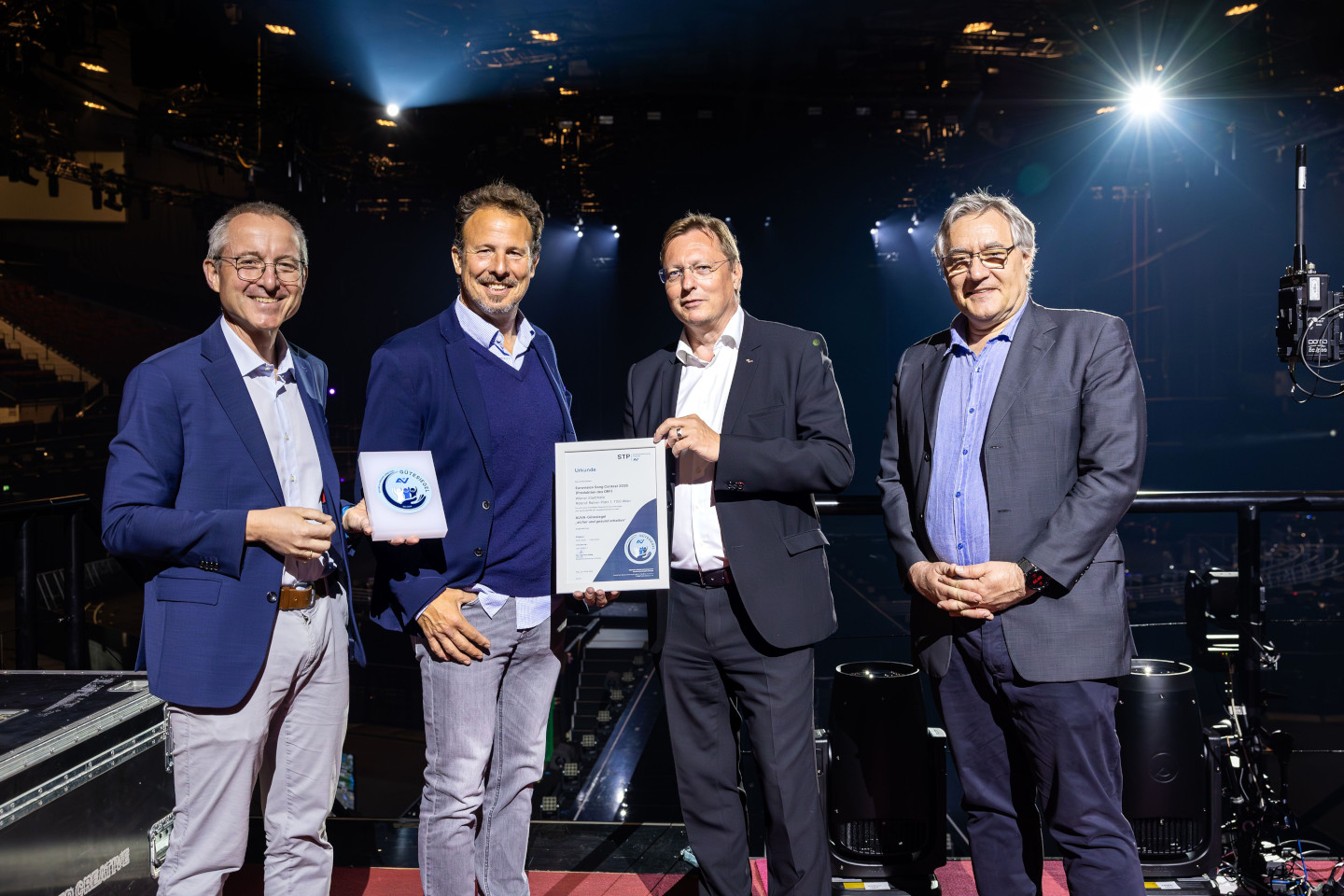 Gruppenbild mit Klaus Wittig (Leiter der Sicherheitstechnischen Prüfstelle der AUVA) und Michael Krön (Executive Producer des Eurovision Song Contest), Roland Pichler (Stv. Generaldirektor der AUVA), Norbert Welzl (Sicherheitsverantwortlicher im ORF) in der Stadthalle Wien
