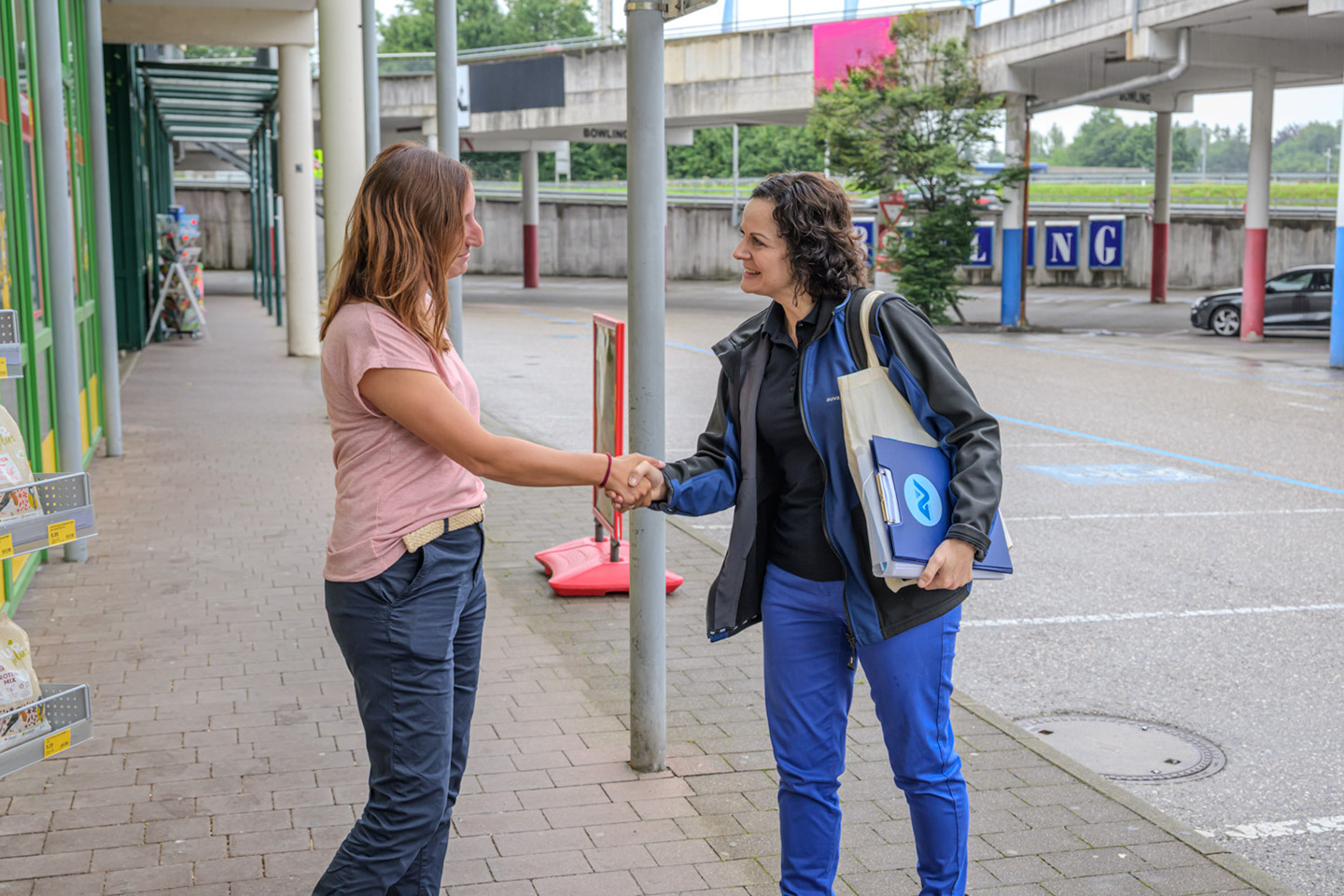 Zwei Frauen begrüßen einander mit Handschlag