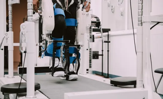 Ein Patient wird von zwei Mitarbeitenden des RK Tobelbad bei der Gangschulung angeleitet. Ein Patient wird von zwei Mitarbeitenden des RK Tobelbad bei der Gangschulung angeleitet.