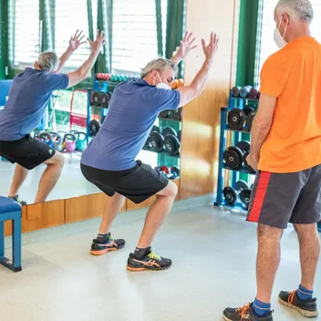 RW Physiotherapie 220512 GVA 006 (1) Patient während der Physiotherapie und Therapeut im AUVA-Rehabilitationszentrum Weißer Hof