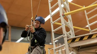 20250317 AK0A7803 1440 Credit Kierner Ein junger Mann am Klettergerüst