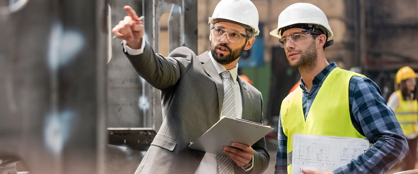 Zwei Personen bei der Begehung einer Firma