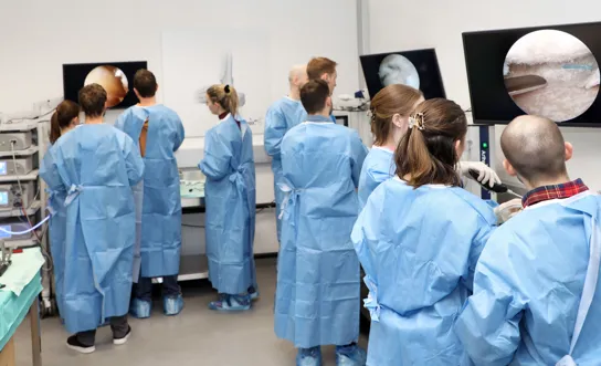 PA 2024-02-07 Fortbildung im Fokus: AUVA-UL fördert Arthroskopie-Neulinge (3) - Gruppenbild im WetLab Gruppenbild im WetLab - Fortbildung im AUVA-UKH Linz