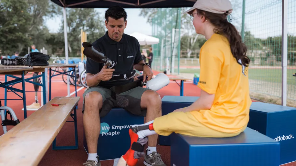Teilnehmerin mit Beinprothese im Gespräch