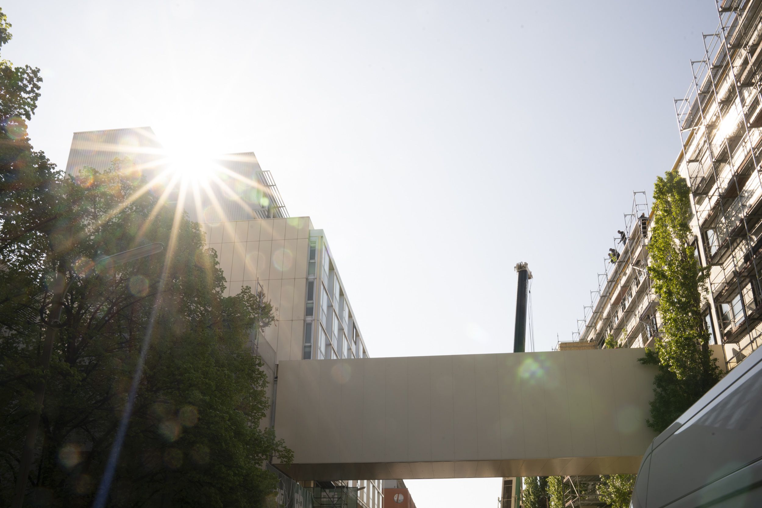 Die Brücke zwischen Bestandsgebäude und neuem Modulbau im Sonnenlicht