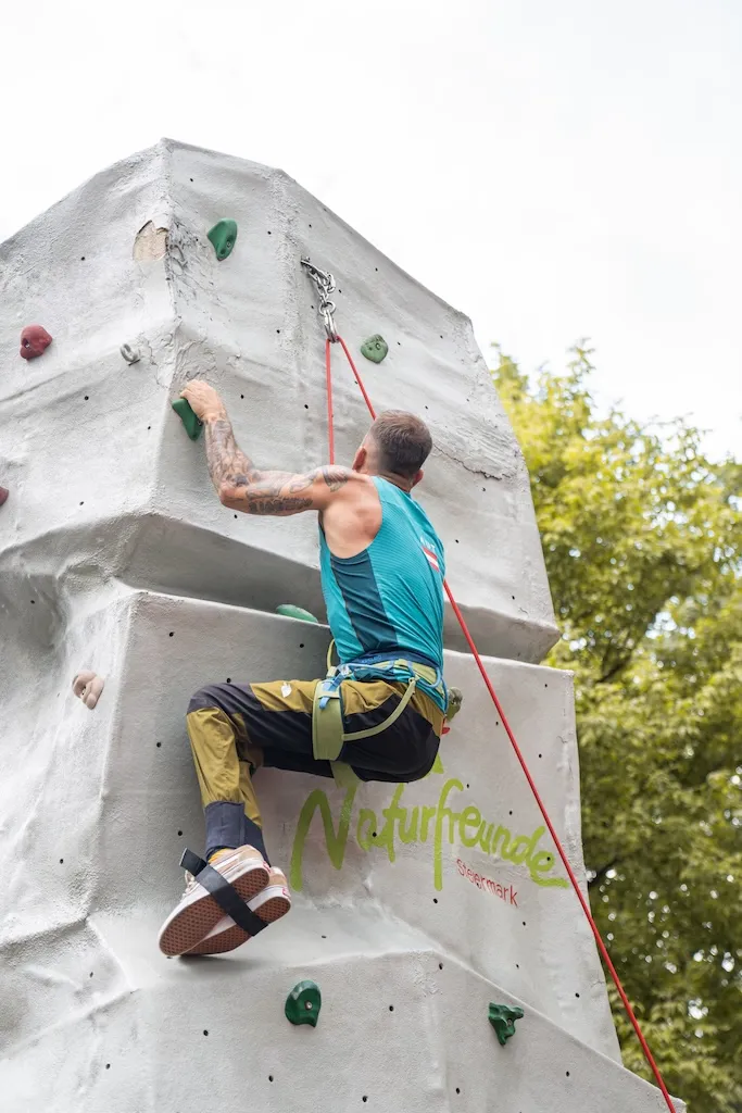 Paraclimbing Ende Kletterwand RKT Sportfest 2023 - Bild 2 Teilnehmender am Ende der Kletterwand beim Paraclimbing am RKT-Sportfest 2023
