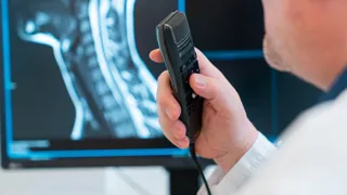 Radiologie - Diagnose eines Röntgenbildes Röntgenbild einer Wirbelsäule wird diagnostiziert