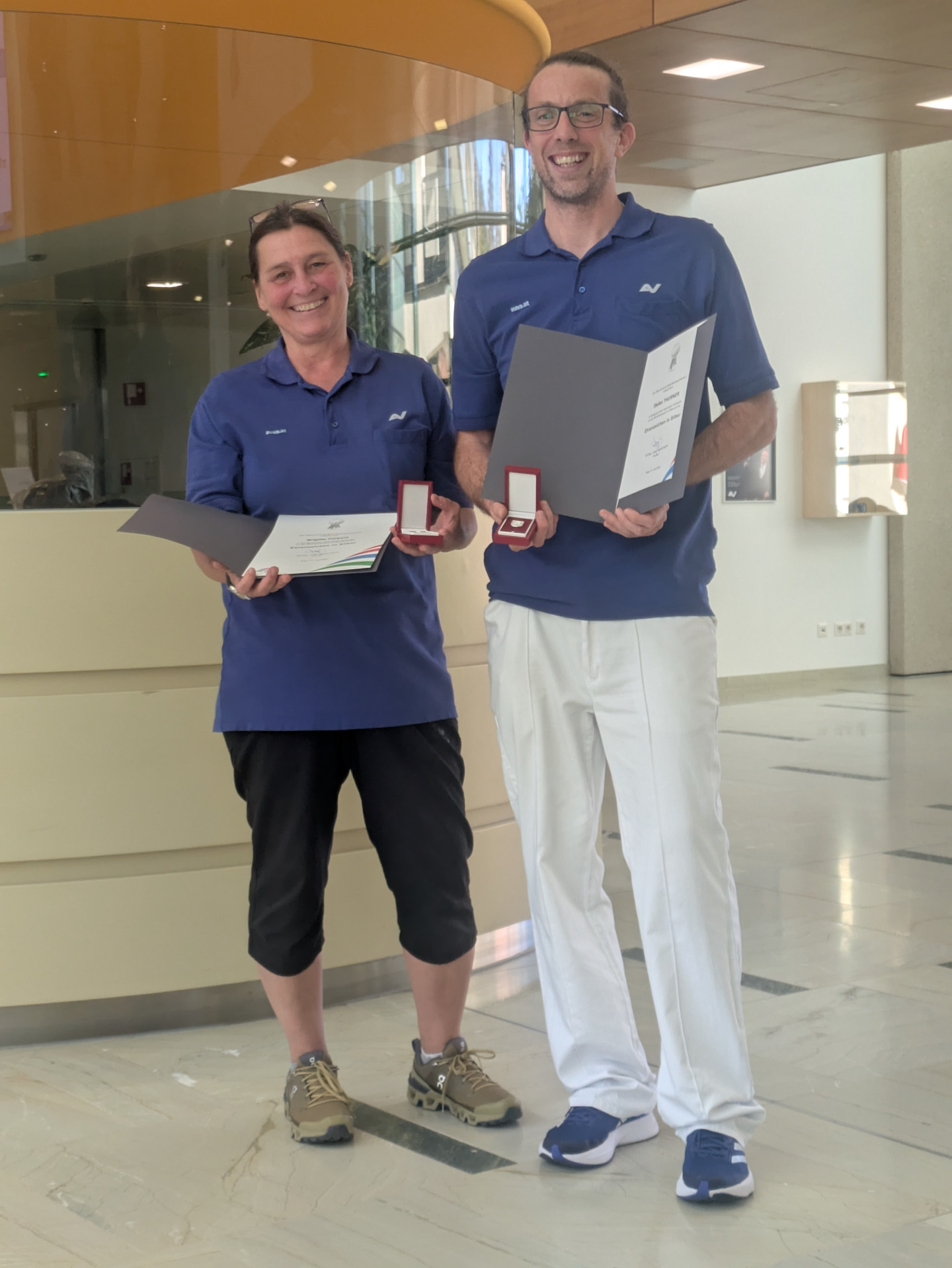 Die Mitarbeitenden des RZ Häring Brigitte Posch und Stefan Thurner präsentieren die Auszeichnung