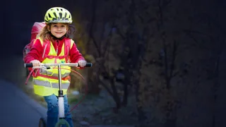 Blog Roller Credit CAP Kindersicherheit, Steiger Mädchen mit Warnweste auf Tretroller im Dunkeln