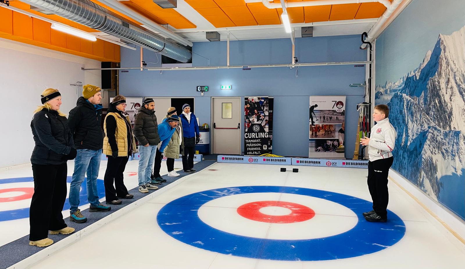 Einweisung der Teilnehmenden durch eine:n erfahre:n Sportler:in auf der Sportanlage