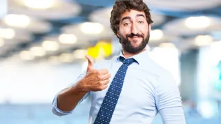 01 Crazy Hero (C) Kues1 Freepik.Com Ironisch grinsender Mann in Business-Kleidung deutet "Daumen hoch"