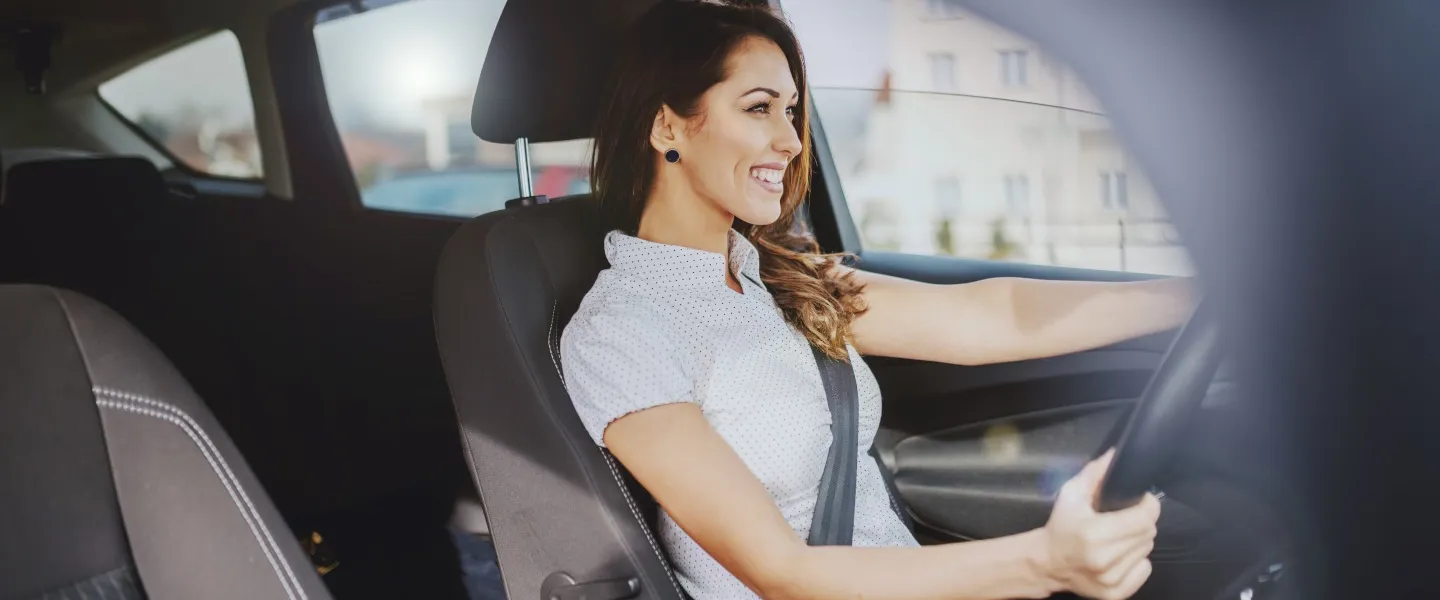 Adobestock 267356666 1440 (C)Dusanpetkovic1 Junge Frau sitzt am Fahrersitz eines Pkw