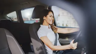 Adobestock 267356666 1440 (C)Dusanpetkovic1 Junge Frau sitzt am Fahrersitz eines Pkw