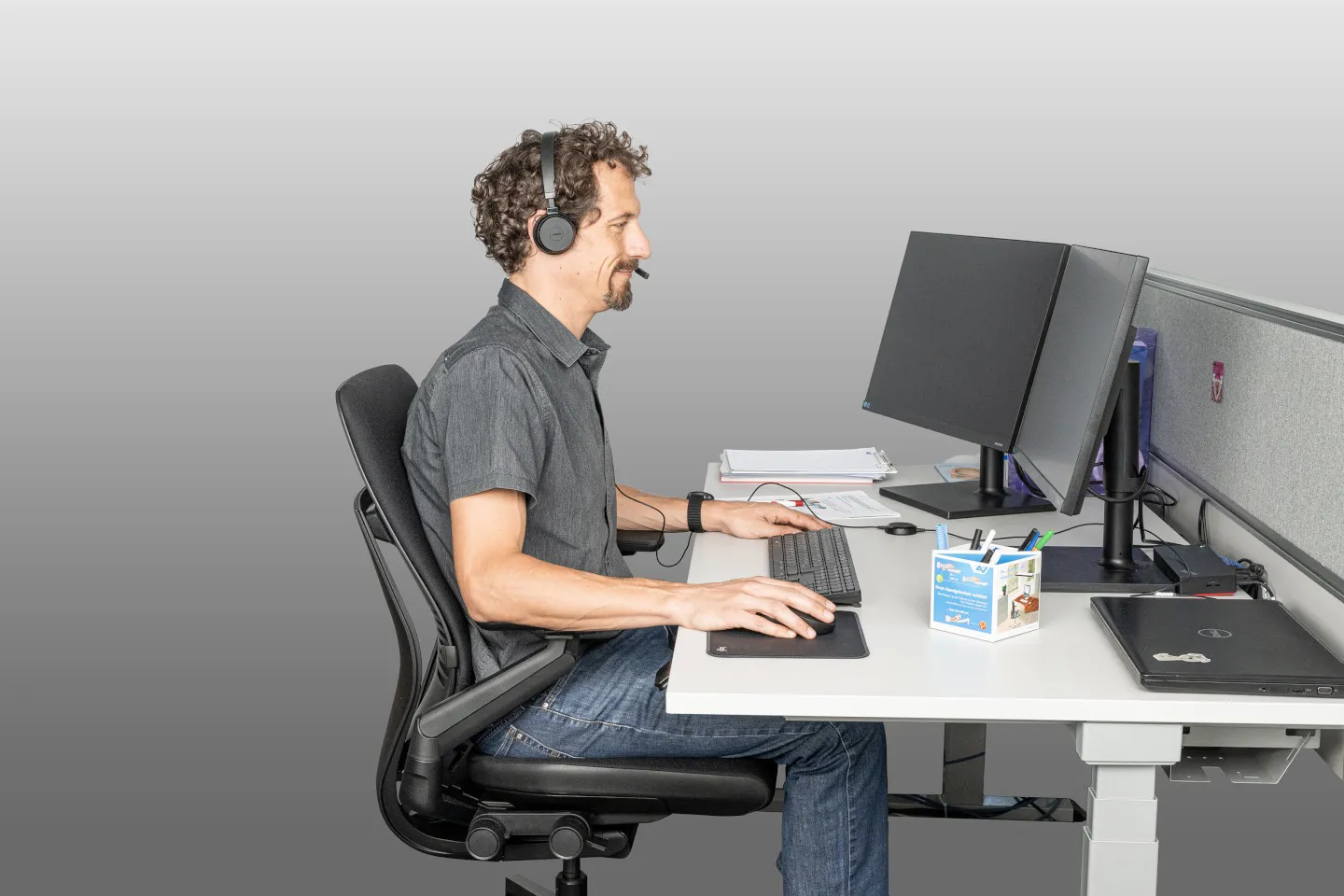 REI2714 1440©R.Reichhart Seitenaufnahme eines Mannes an einem Bildschirmarbeitsplatz