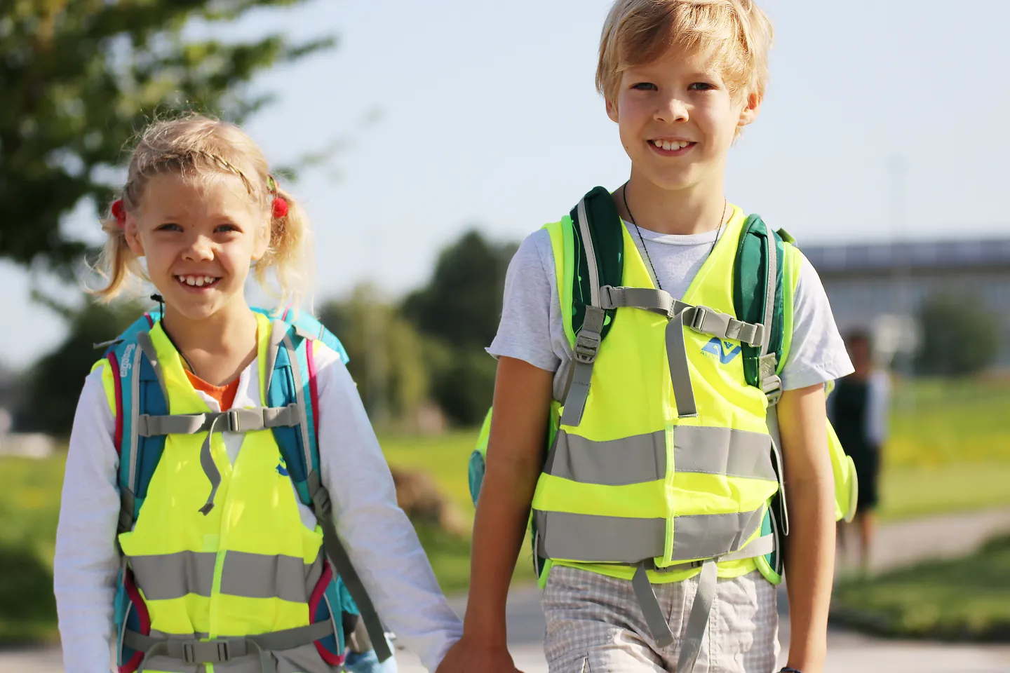 PA 2024-08-26 Training für sicheren Schulweg starten - Warnwesten (1) Zwei Schulkinder mit gelber Warnweste der AUVA beim Sicherheitstraining