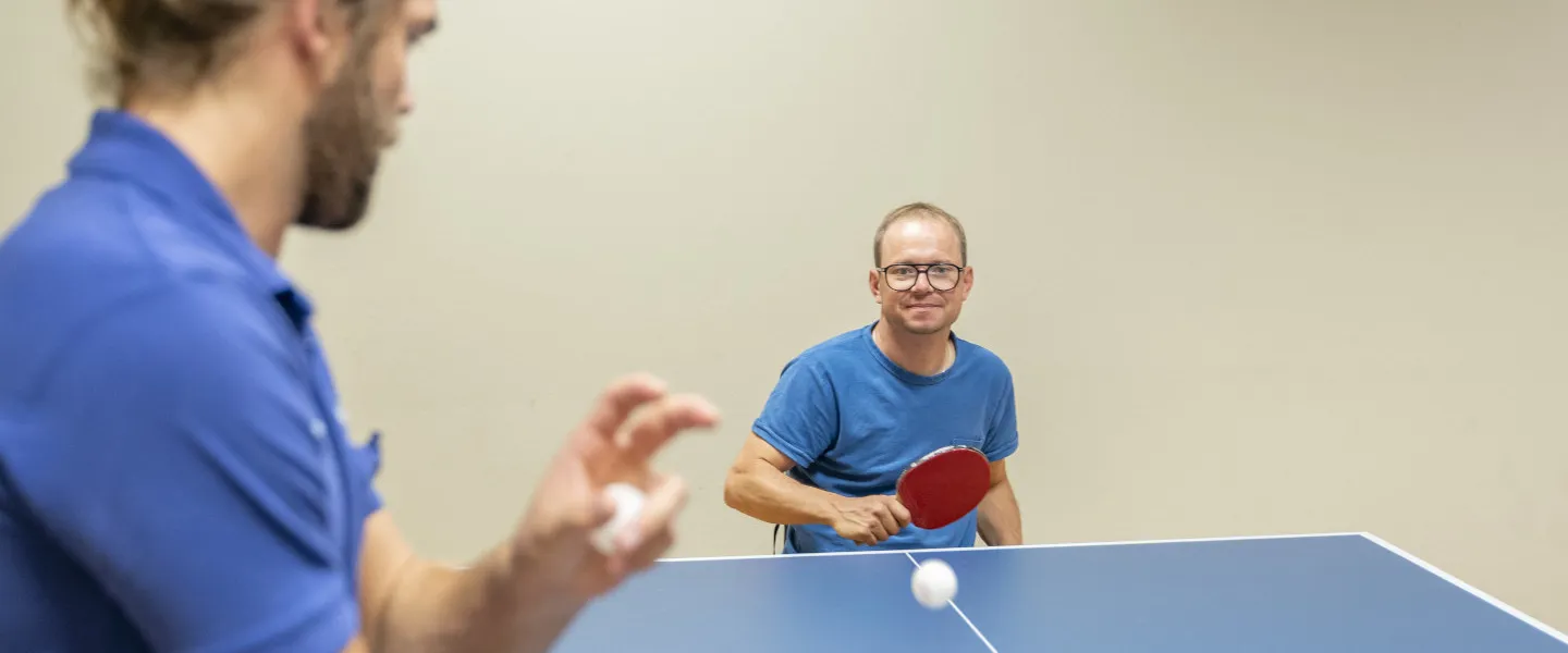 Zwei Spieler während des Tischtennis-Matches
