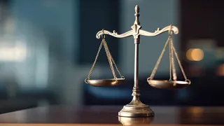 Adobestock 619210258 1440 (C)Barmaleeva Stock.Adobe.Com Waage der Justitia steht auf einem Holz-Schreibtisch