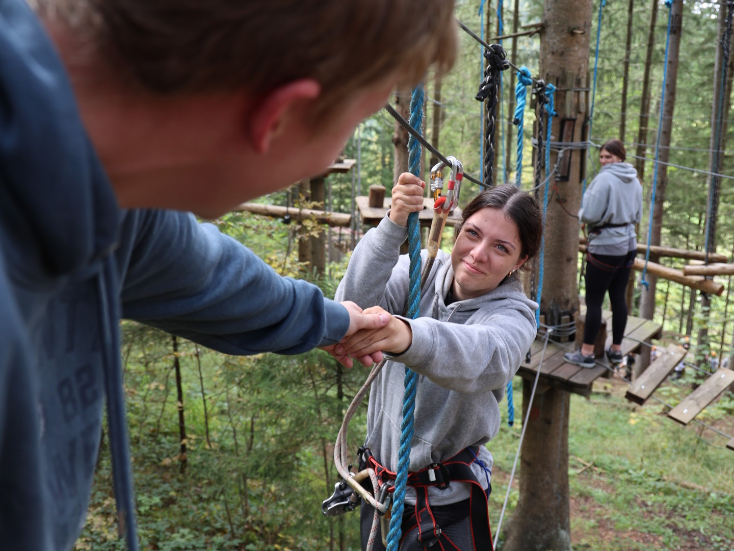 Jugendliche beim Risiko.FIT-Training im Klettergarten