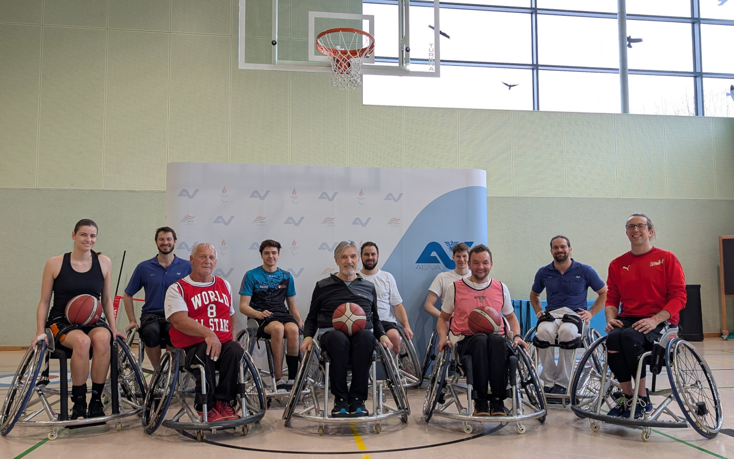 Gruppenfoto aller Teilnehmer:innen und Trainer:innen des Rollstuhlbasketball-Lehrgangs