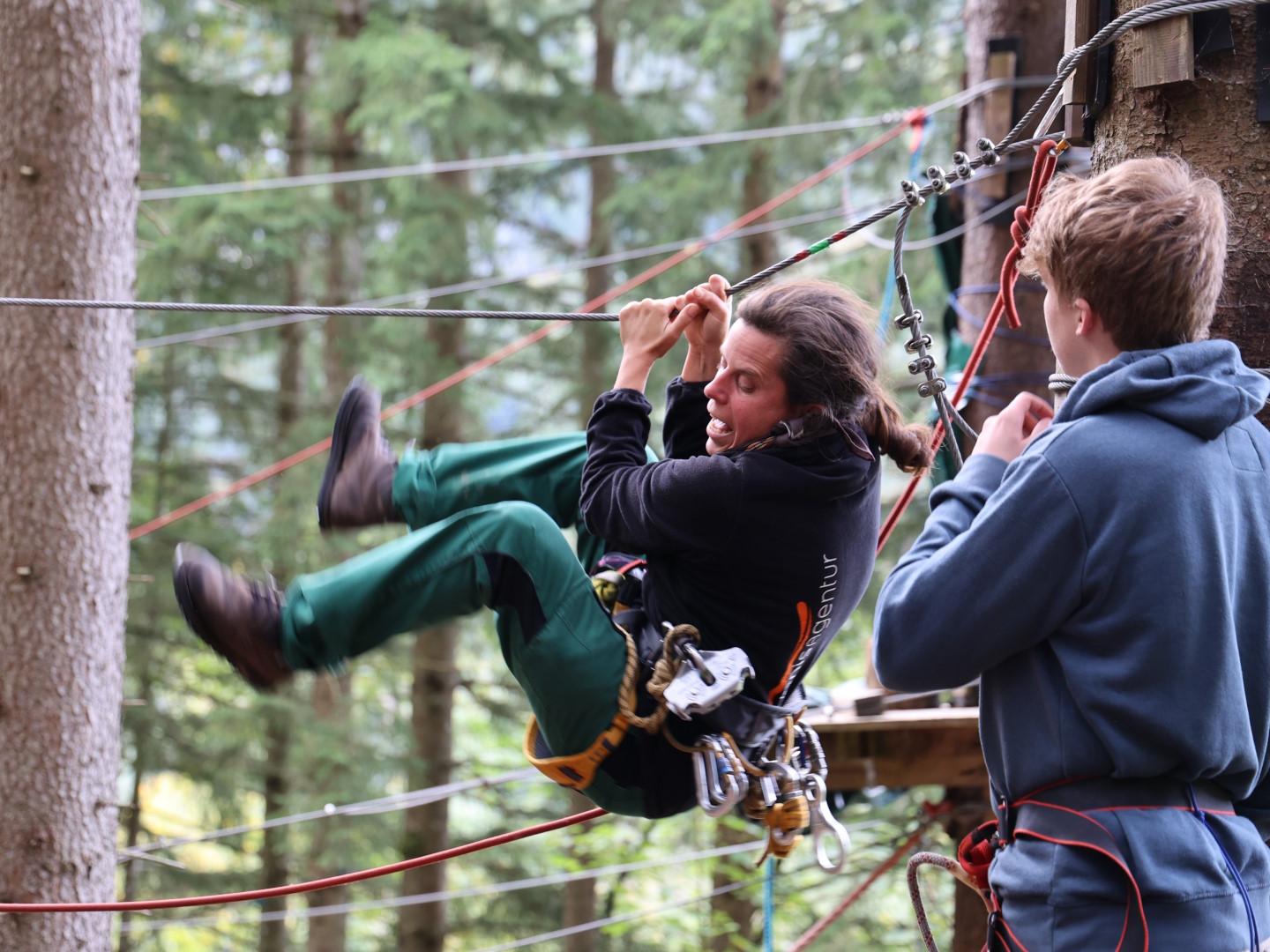 Jugendliche beim Risiko.FIT-Training im Klettergarten
