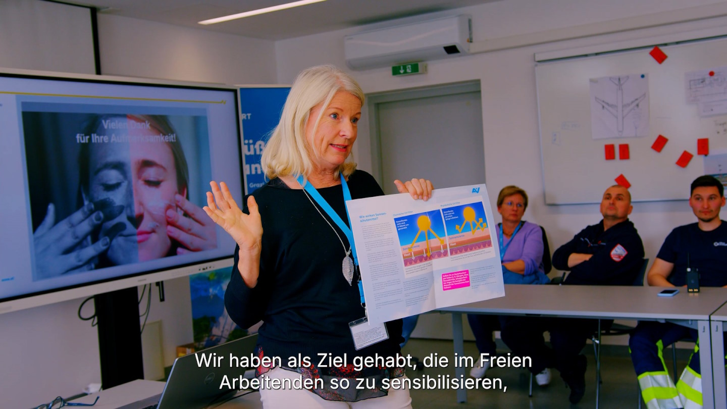 Frau mit Poster in der Hand