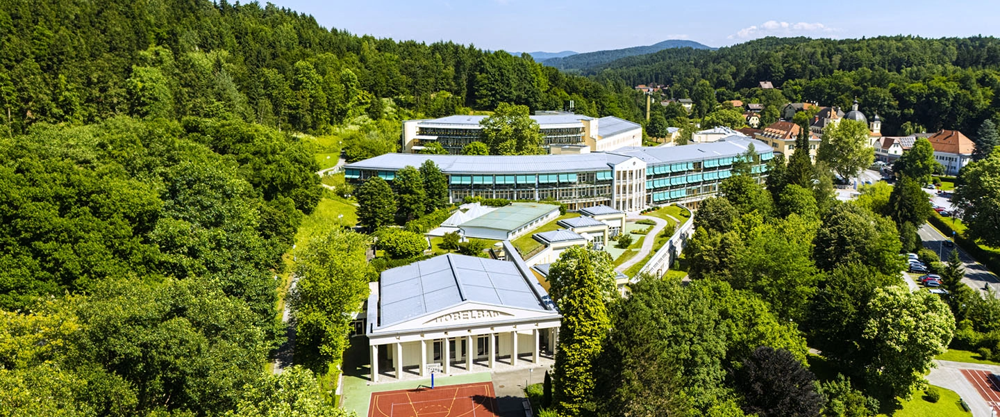 Luftaufnahme der Rehabilitationsklinik Tobelbad inklusive der umliegenden Wälder