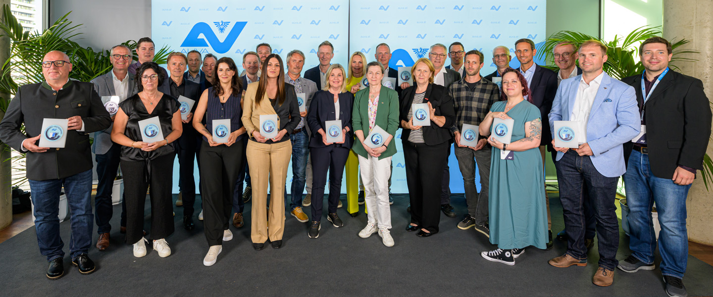 Gruppenbild der Vertreter:innen der ausgezeichneten Betriebe für das AUVA-Gütesiegel