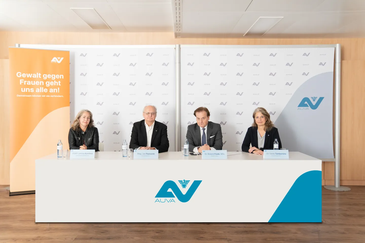 PA 2022-11-25 - Orange the World - AUVA setzt Zeichen (1) - Gruppenbild Gruppenbild "AUVA setzt Zeichen gegen Gewalt an Frauen"