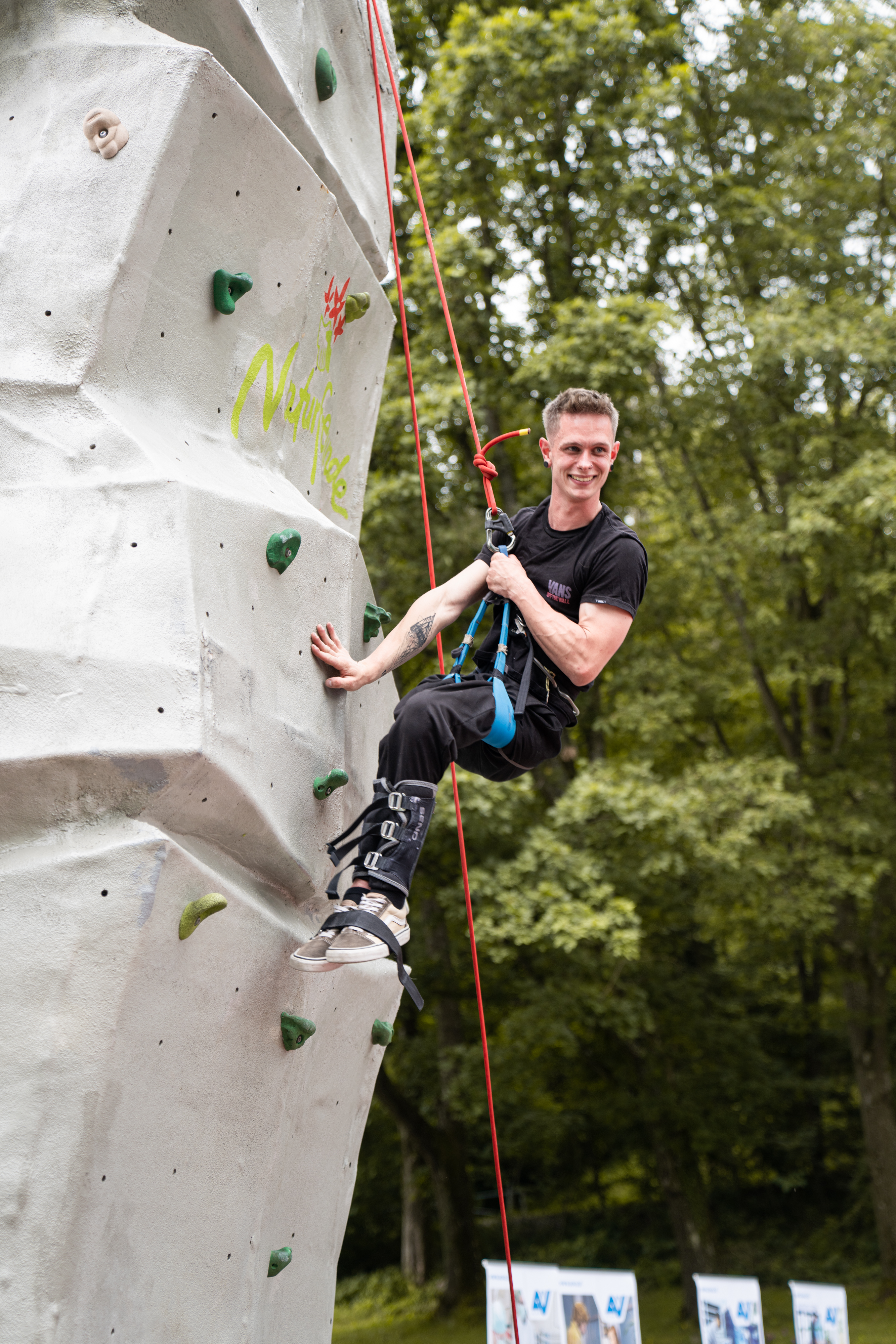 Lachender Teilnehmender beim Paraclimbing am RKT-Sportfest 2023