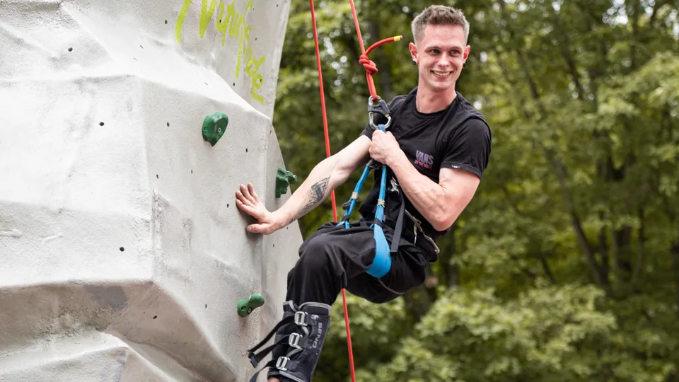 Lachender Teilnehmender beim Paraclimbing am RKT-Sportfest 2023