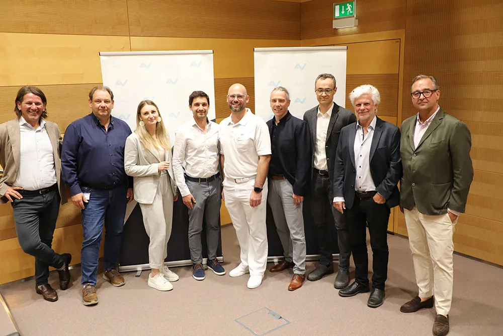 PA 2025 06 02 UL Fersenbeinfrakturen (C) COMO GmbH Gruppenfoto Kooperationsteam und Patient, der erstmals im AUVA-UKH Linz mit dem innovativen Fersenbeindistraktor behandelt wurde – seither schmerzfrei.