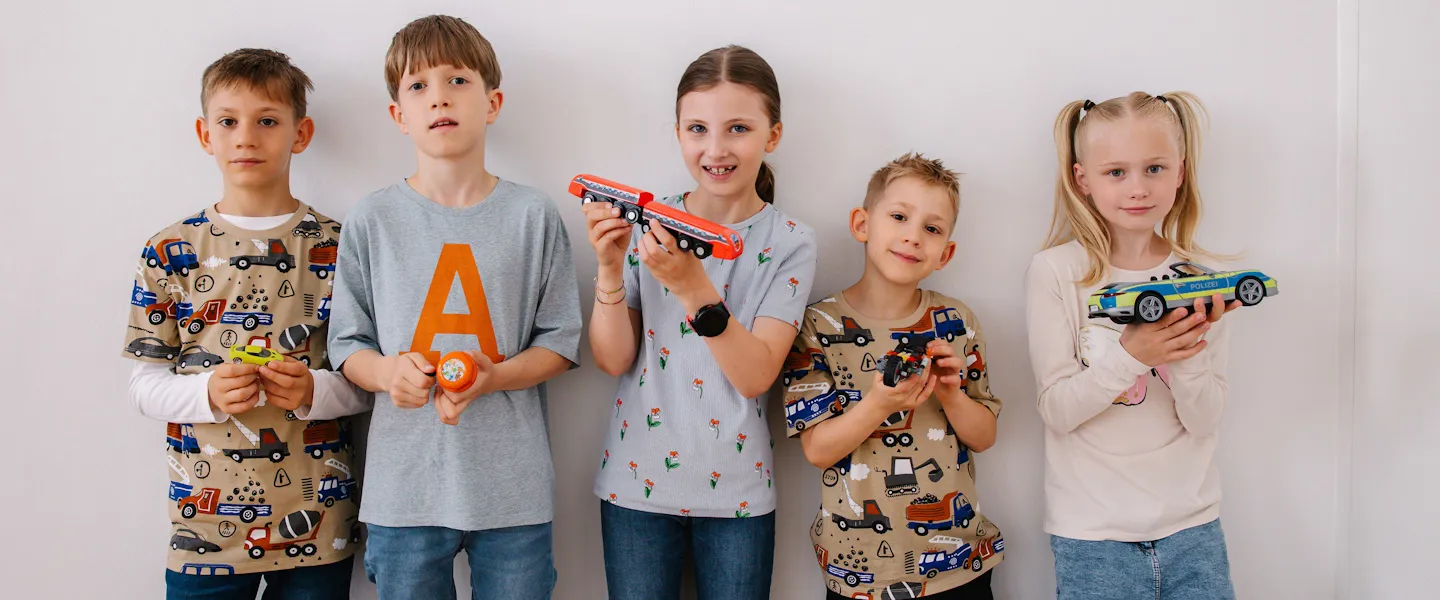 Verkehrsgeraeuschequiz 1440©Alek Kawka Kinder mit Spielzeugautos