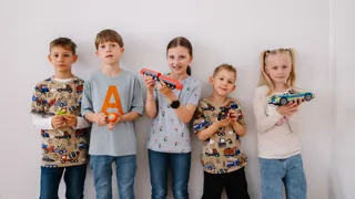 Verkehrsgeraeuschequiz 1440©Alek Kawka Kinder mit Spielzeugautos