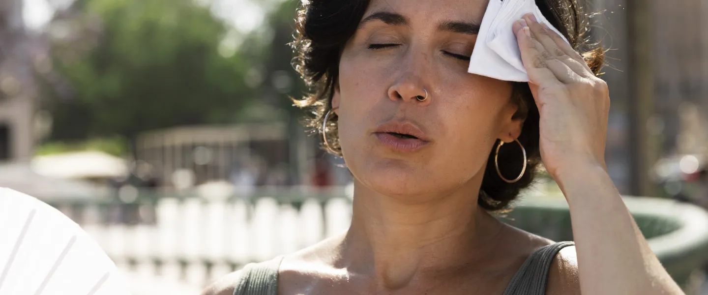 Credit Freepik Aeltere Frau Die Mit Hoher Temperatur Kaempft 1440 erschöpfte Frau tupft sich bei Hitze in der Stadt den Schweiß von der Schläfe