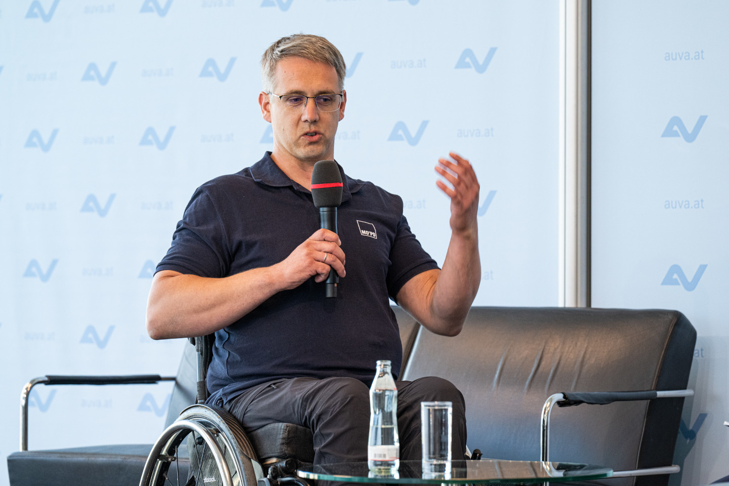 Lukas Karan-Haider spricht bei der Preisverleihung auf der Bühne ins Mikrofon.