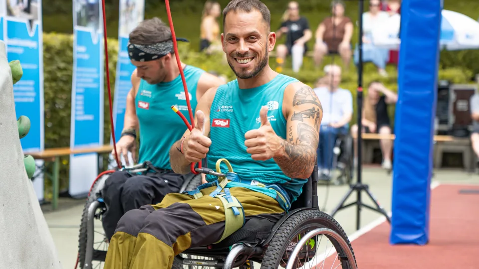 Zwei für Paraclimbing sich vorbereitende Teilnehmende im Rollstuhl am AUVA-RKT-Sportfest 2023