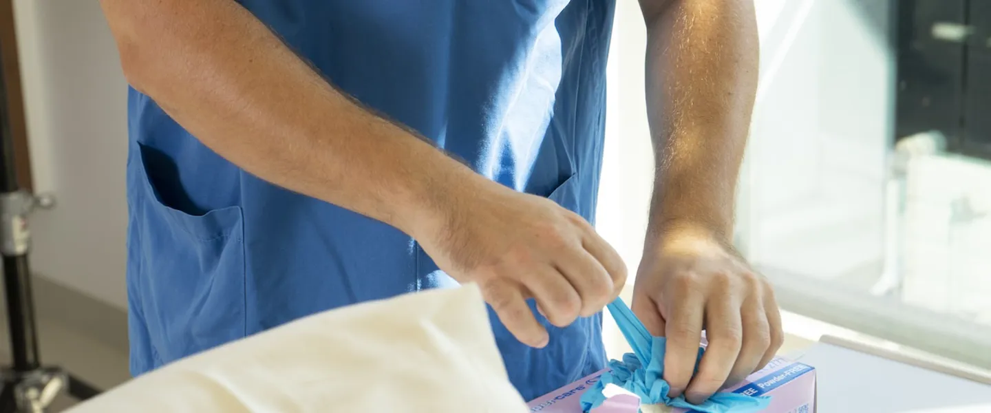 Hygiene - Verwendung von Einweg-Handschuhen (c) MSK 206 (1) Hygiene - Verwendung von Einweg-Handschuhen