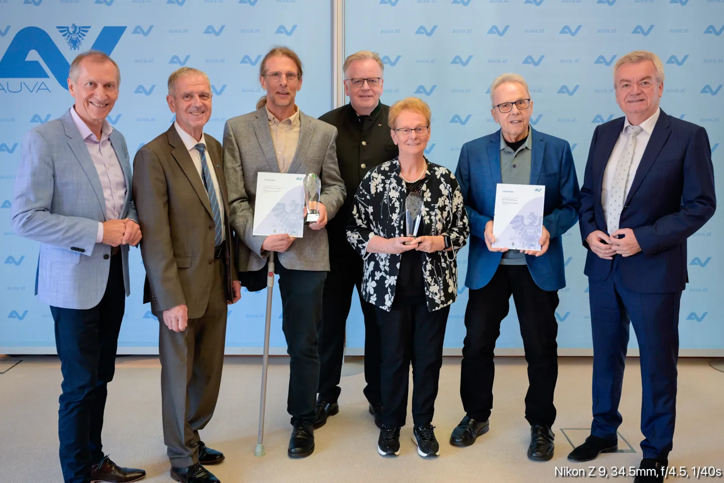 Gruppenbild v.l.n.r.: AK Stmk.-Präsident J. Pesserl, Vors. AUVA-Ldst. Graz - KommR G. Stangl, DI A. Gehrer, DI Dr. H. Weißenbacher - Dir. AUVA-Ldst. Graz, die Eltern von Thomas Kiu-Mossier und der Stv. Landeshauptmann der Stmk. - Anton Lang