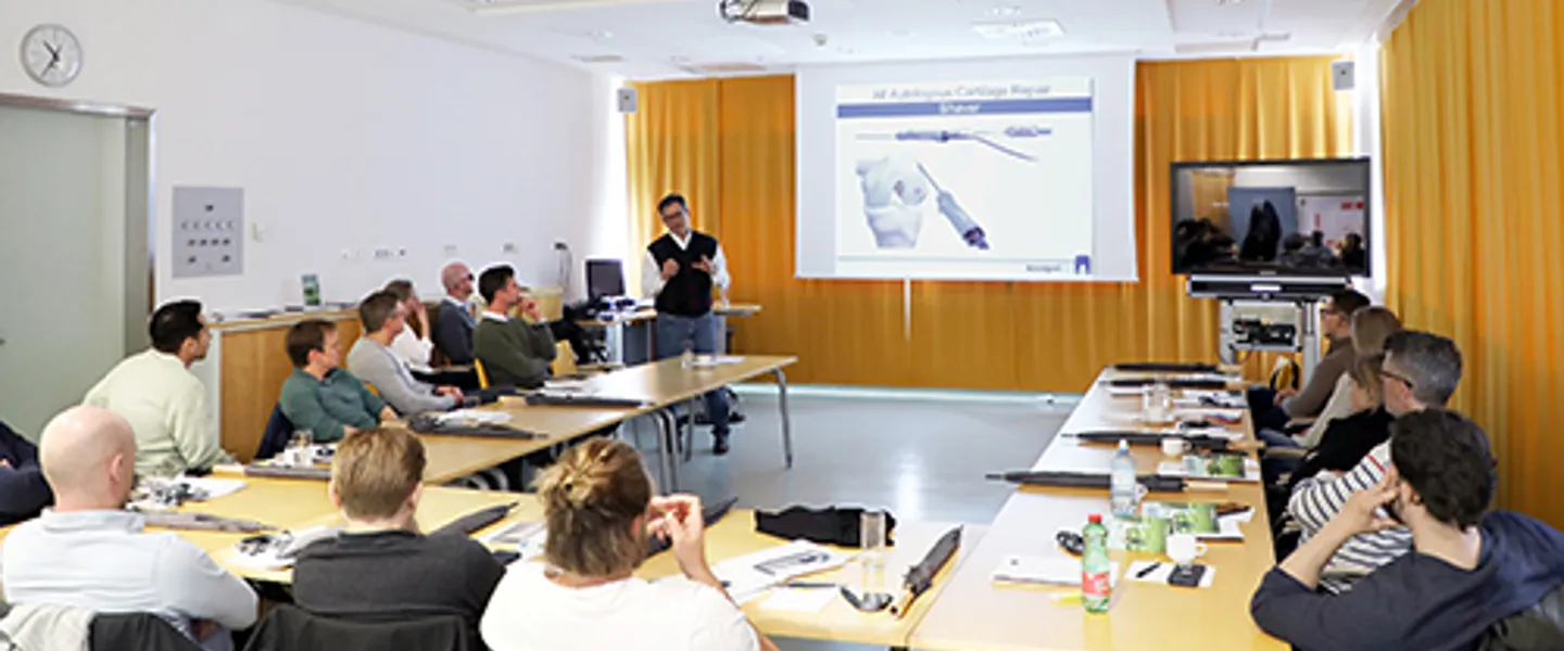 Instruktor Prof. Dr. Stefan Marlovits bei der theoretischen Ausbildung Instruktor Prof. Dr. Stefan Marlovits bei der theoretischen Ausbildung