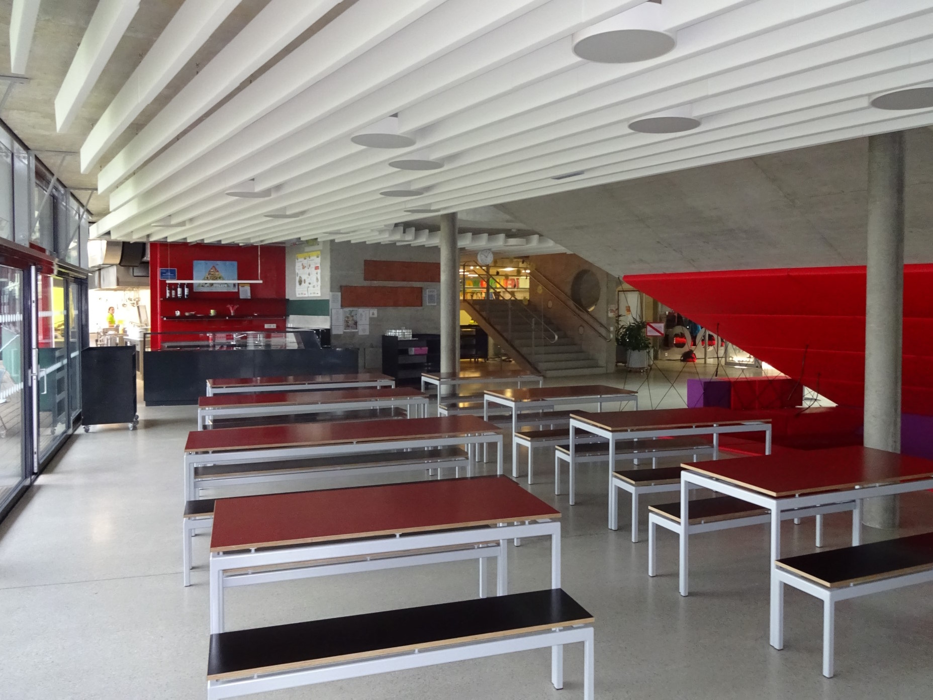 Eine Kantine mit innovativem Deckenkonzept zur positiven Beeinflussung der Raumakustik