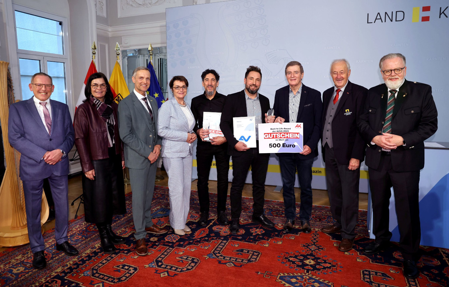 Im Bild v.l.n.r.: Der Vorsitzende des AUVA-Landesstellenausschusses Graz, Gunther Riedelsperger, die 3. Landtagspräsidentin Marika Lagger-Pöllinger, Klubobmann Michael Gussnig, Landesrätin Dr. Beate Prettner, die beiden Award-Träger Michael Trupp und Thomas Egger, AK-Ktn. Präsident Günther Goach, Kärntens Zivilschutzpräsident Rudolf Schober und AUVA-Landesdirektor Graz, DI Dr. Hannes Weißenbacher