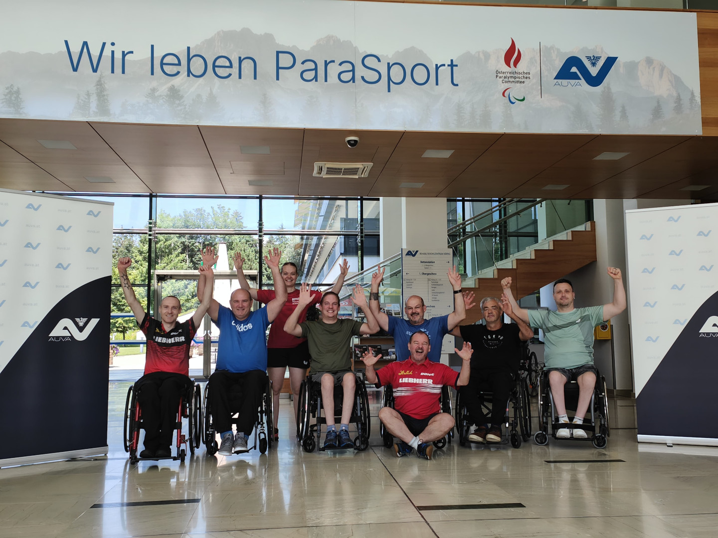 Gruppenbild 2 der Teilnehmer:innen des Trainingslehrgangs Rollstuhltischtennis im RZ Häring 