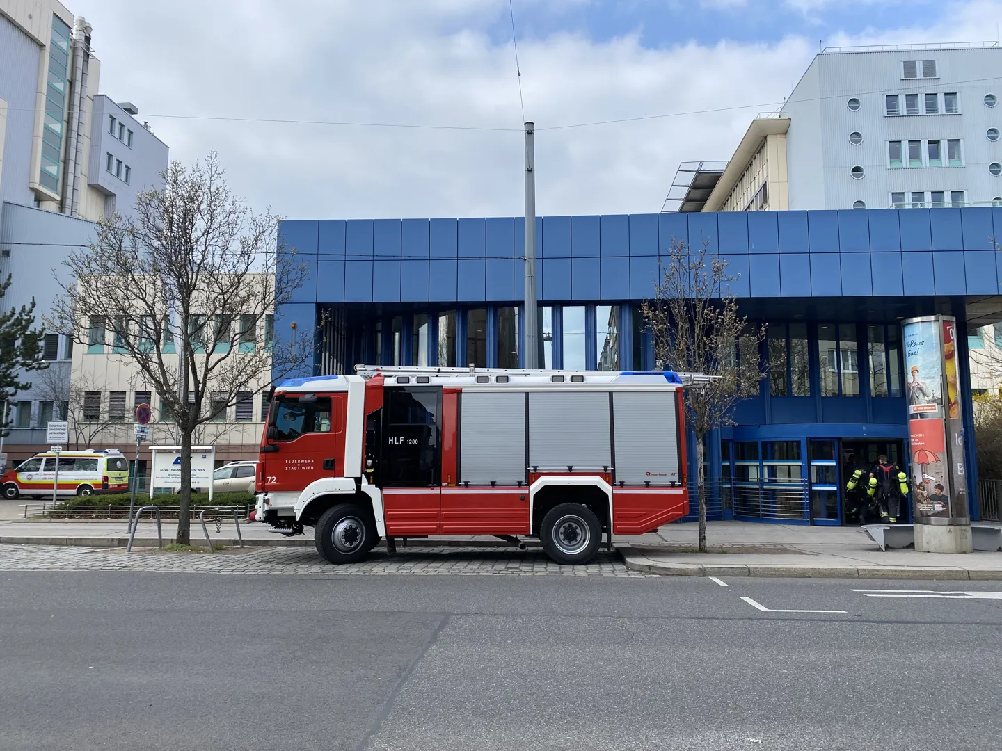 PA 2024-03-06 Update Absiedelung TZW Brigittenau Feuerwehrauto vor dem Eingang des AUVA-TZW am Standort Brigittenau (Lorenz-Böhler)