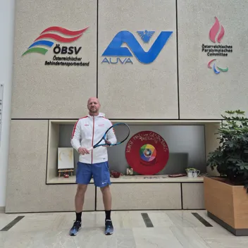Parasportler Erwin Leibetseder, im Hintergrund die Logos der AUVA sowie des ÖPC und des ÖBSV