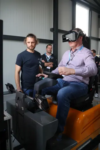 Mann mit VR-Brille verwendet einen Simulator