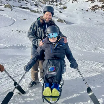 Teilnehmer mit Trainer in winterlicher Umgebung am Berg