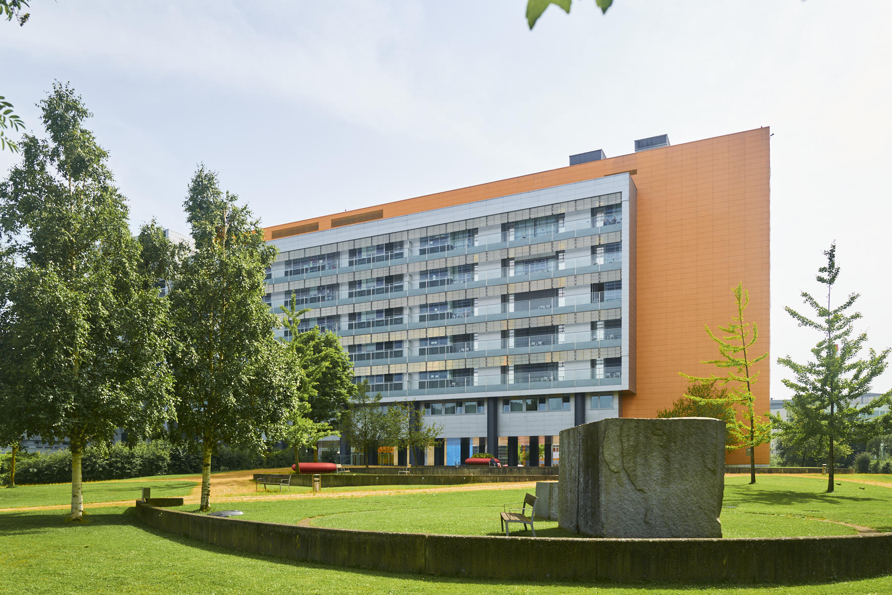 Außenaufnahme des AUVA-Unfallkrankenhauses Linz inklusive Parkanlagen