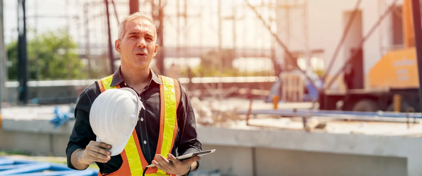 Adobestock 499840477 C Quality Stock Arts 1440 Bauarbeiter leidet unter Hitze auf einer Baustelle