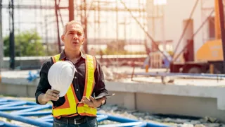 Adobestock 499840477 C Quality Stock Arts 1440 Bauarbeiter leidet unter Hitze auf einer Baustelle