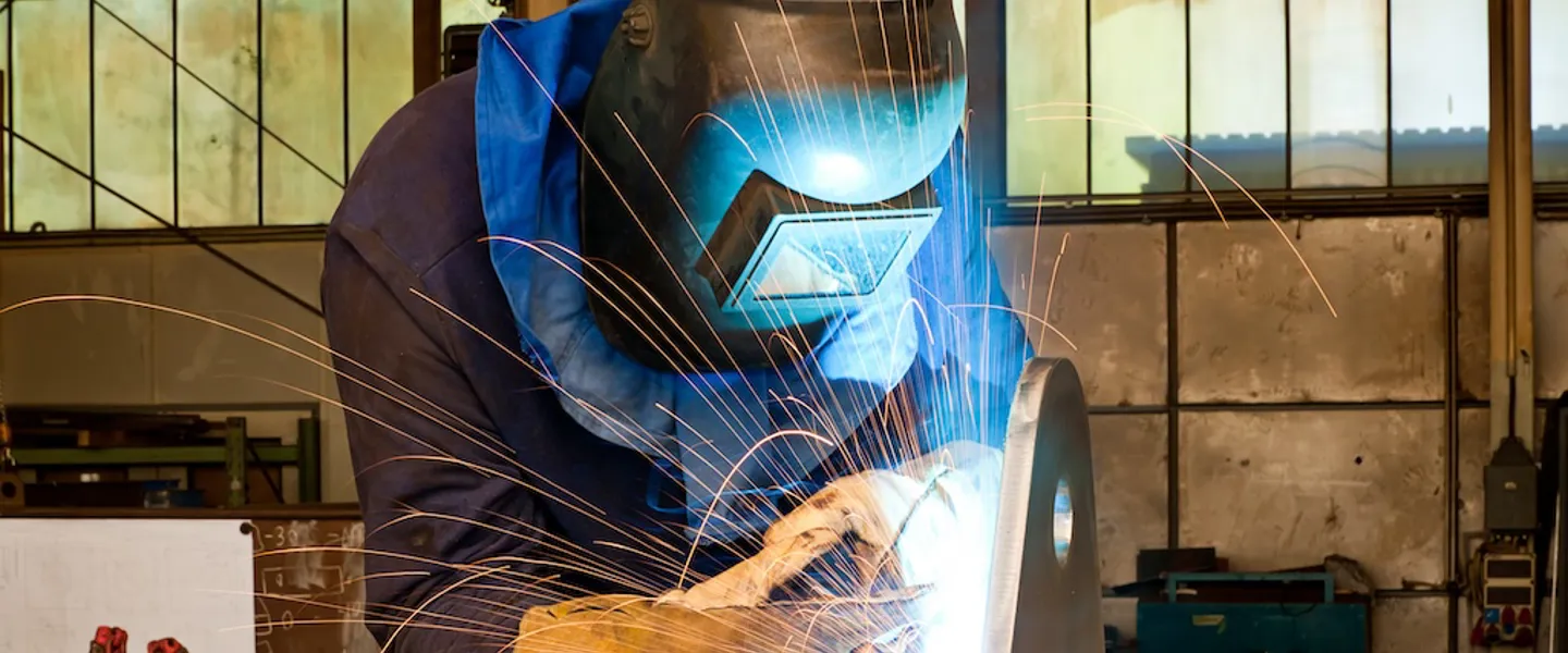 Schweißer 4.1.4.5 VOPST Adobestock 41190200 Person beim Schweißen